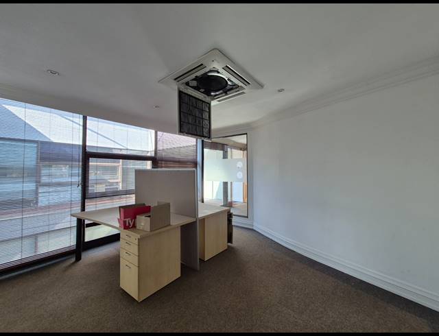1,099M² OFFICE TO LET IN HYDE PARK